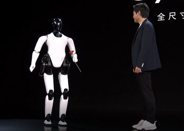 В Китае представили робота-гуманоида CyberOne: он распознает эмоции людей и дарит им цветы