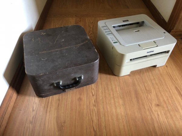 Моя пишущая машинка 1950-х годов и мой лазерный принтер почти одного размера и формы