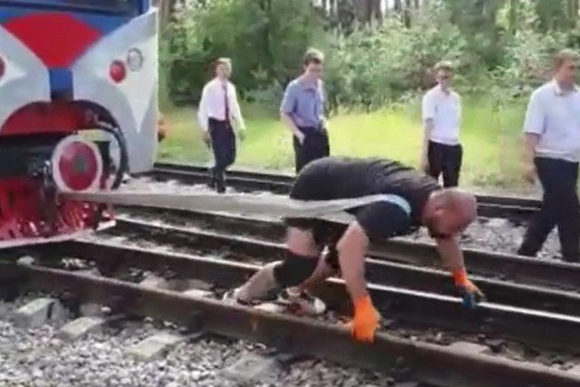 Силач Руслан Пустовой отбуксировал поезд весом 120 тонн за 36 секунд