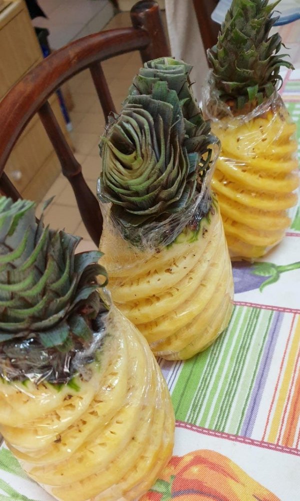 Фигурно очищенные ананасы