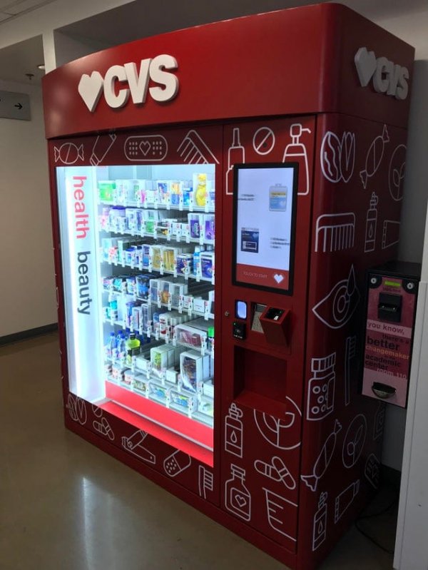 Торговый автомат, наполненный лекарствами и средствами личной гигиены
