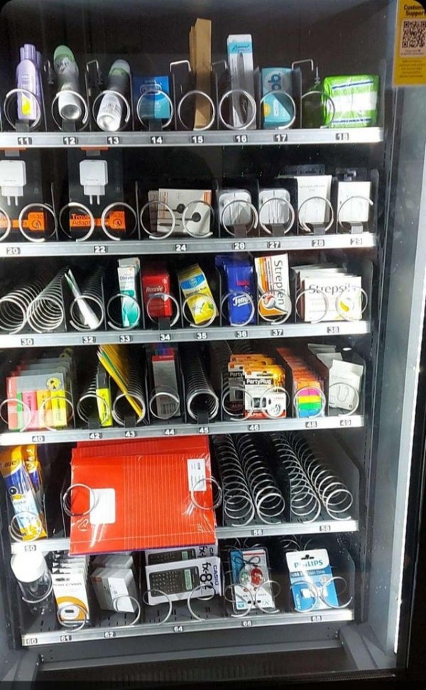 Школьный торговый автомат с товарами на все случаи жизни