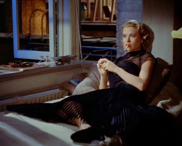 В «Окне во двор» (1954) героиня Грейс Келли зажигает сигарету, держит её во рту, а через мгновение тушит, так и не выкурив