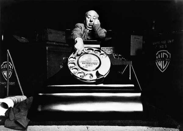 Хичкок и огромный телефон, созданный для фильма «В случае убийства набирайте М» (1954)