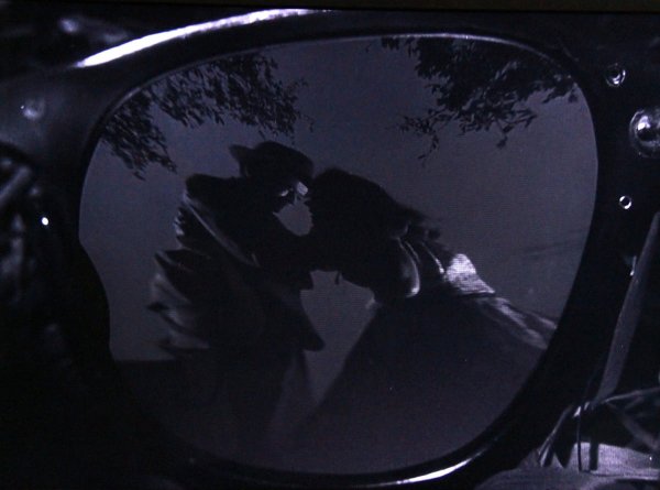 В фильме «Незнакомцы в поезде» (1951) была снята знаменитая сцена убийства, показанная в отражении очков жертвы