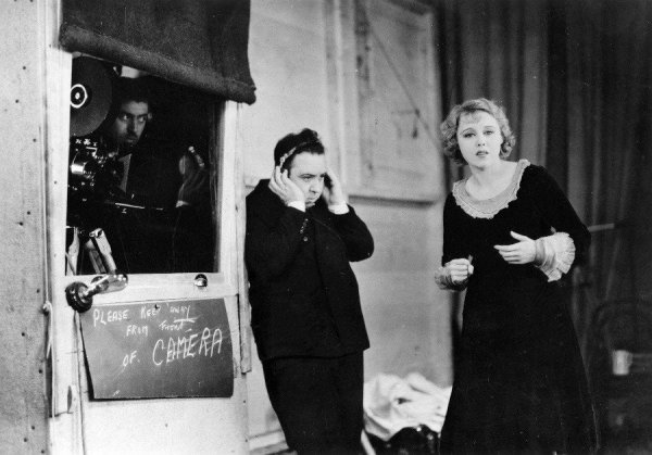 Хичкок контролирует запись звука в фильме «Шантаж» (1929)
