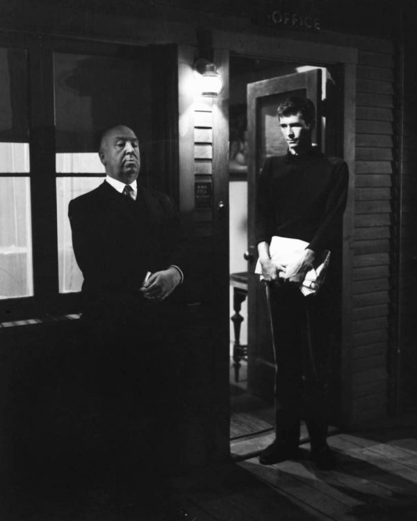 Альфред Хичкок показывает Энтони Перкинсу как выглядеть угрожающе, просто стоя на месте. Съёмки «Психо»