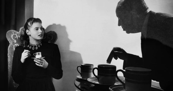 А здесь Хичкок показывает Ингрид Бергман, как правильно добавлять яд в кофе на съёмках фильма «Дурная слава» (1946)