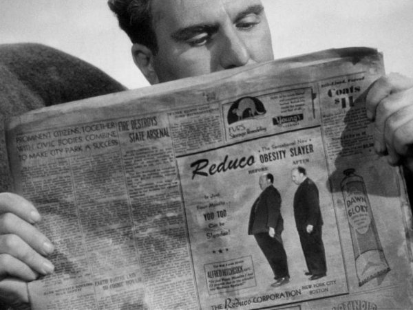 Самое весёлое камео Хичкока, вероятно, случилось в фильме «Спасательная шлюпка» (1944)