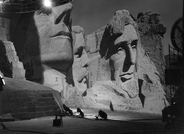 Для фильма «На север через северо-запад» (1959) в павильоне была построена копия монумента на горе Рашмор