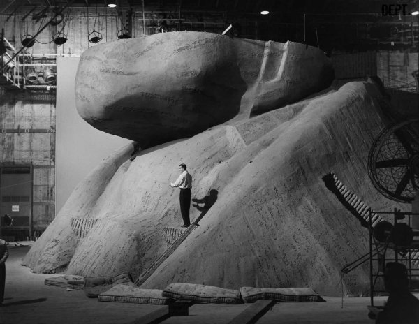 Для фильма «На север через северо-запад» (1959) в павильоне была построена копия монумента на горе Рашмор
