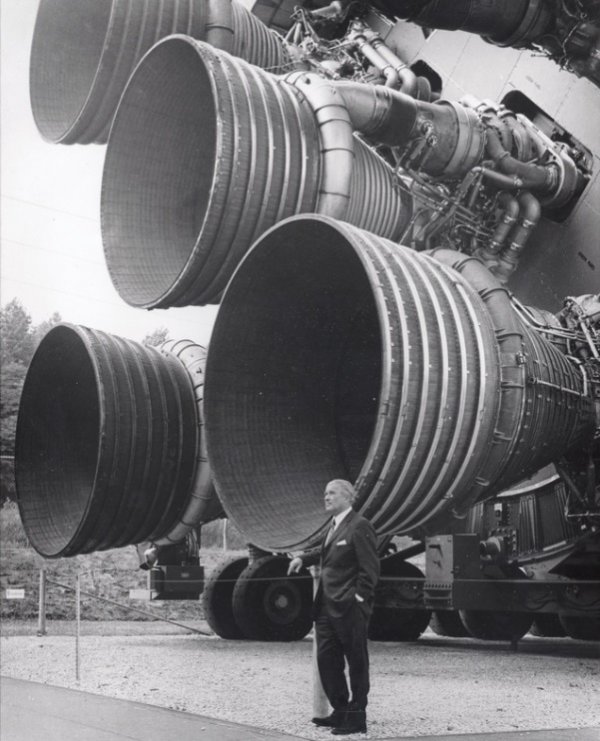Уорнер фон Браун рядом с двигателями ракеты «Сатурн-5», использовавшейся для лунных миссий «Аполлон».