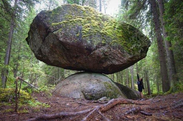 Куммакиви — это валун весом 500 тонн в Финляндии, который вот уже 11 тысяч лет балансирует на вершине другой скалы.
