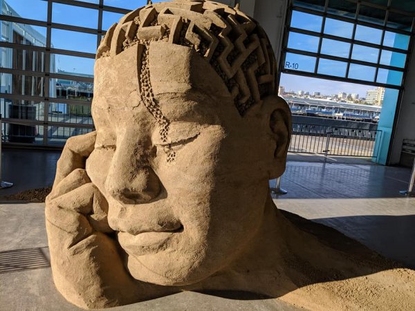 Скульптура из песка, которая позволяет заглянуть, что у неё творится в голове