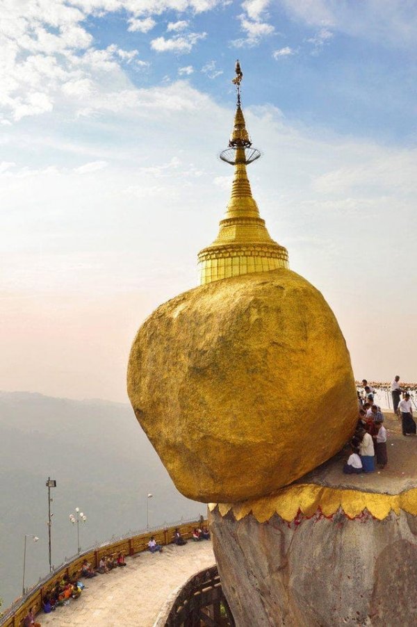 Золотой камень в штате Мон в Мьянме