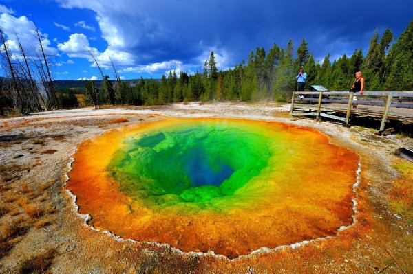 Озеро Утренней Славы располагается в Йеллоустонском Национальном парке, США