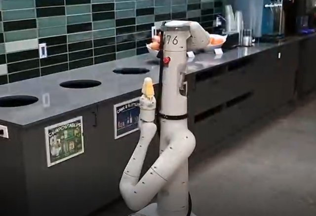 Новый робот-помощник для официантов