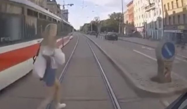 Невозмутимая девушка и трамвай