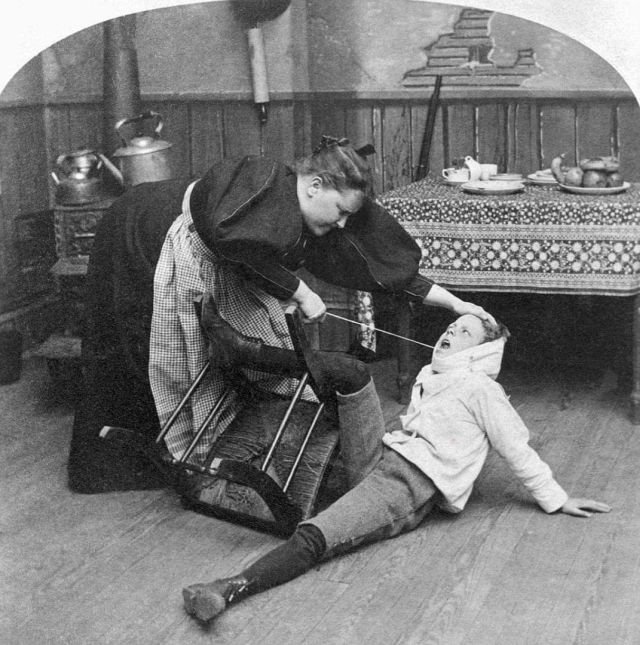 Мать вырывает сыну больной зуб, 1897 г.