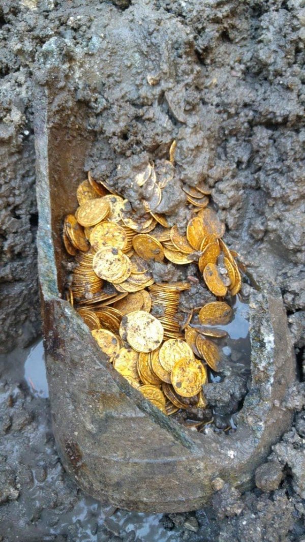 Древние золотые монеты, найденные в кувшине среди руин римского театра