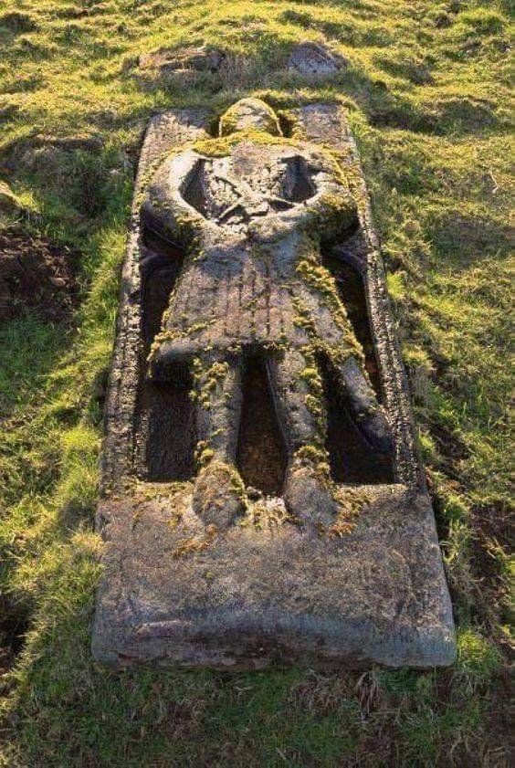 Каменный рыцарь, обнаруженный на кладбище Килмьюир в Шотландии