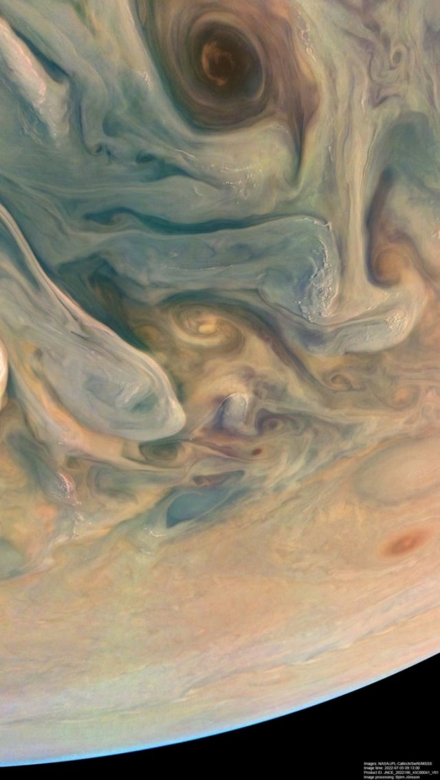 Как выглядит атмосфера Юпитера без обработки и с ней