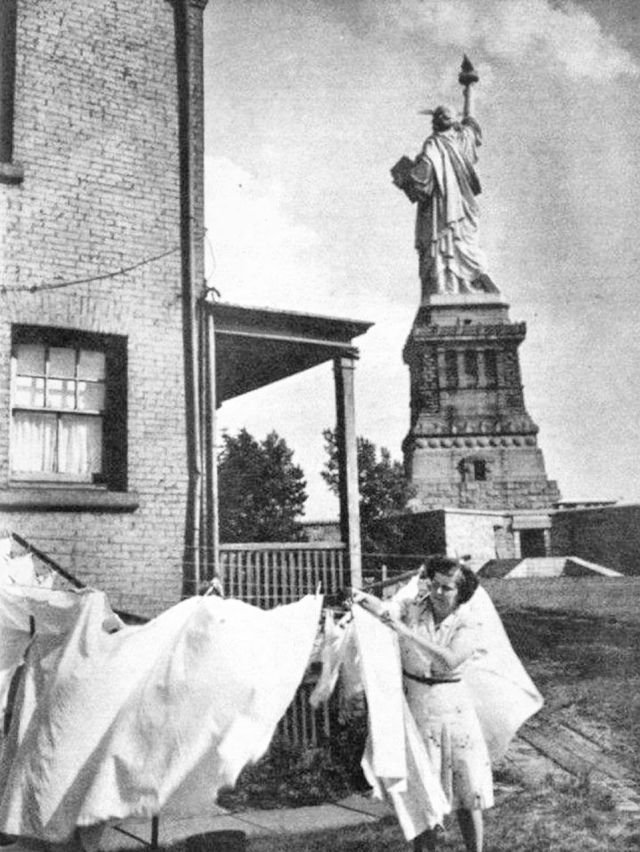 Момент, когда Статуя Свободы стоит у тебя во дворе, США, 1930 год.
