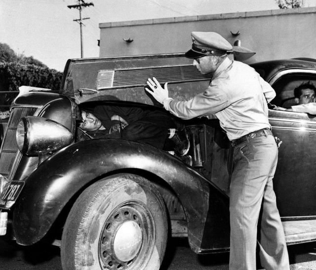 Иммиграционный инспектор нашел 180-сантиметрового Фелипе Рамирез-Перез, который попытался таким образом въехать в США. Сан-Диего, 11 марта 1954 год.