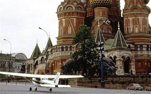 28 мая 1987 года 18-летний немец Матиас Руст приземлился на своем самолете «Сессна-172Б Скайхок» на Красной Площади в Москве