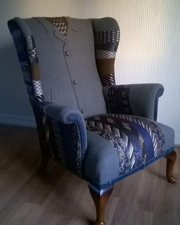Костюмное кресло