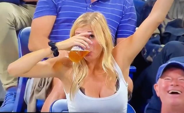 Меган Лаки - звезда US Open, которая эффектно пьет пиво