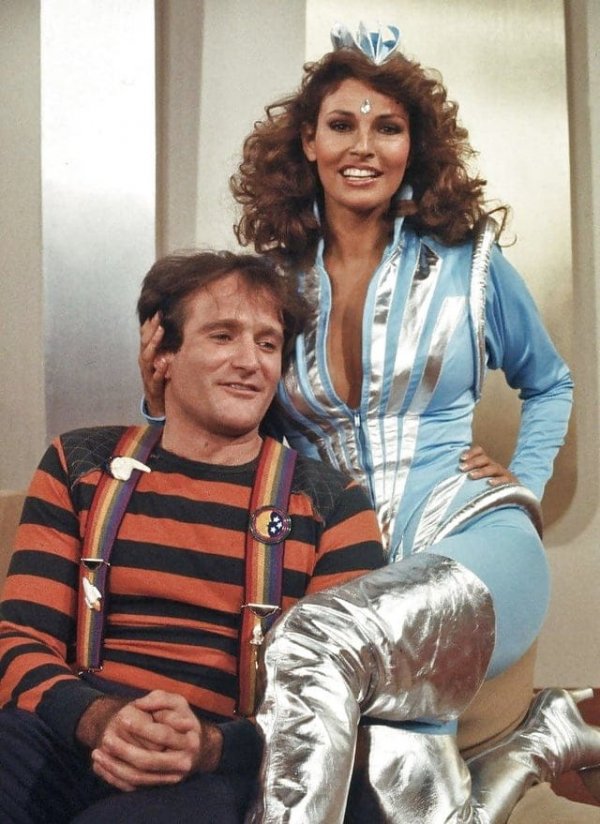 Ракель Уэлч с Робином Уильямсом на площадке сериала «Морк и Минди», 18 ноября 1979 года