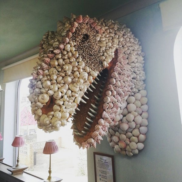 Голова динозавра из морских ракушек