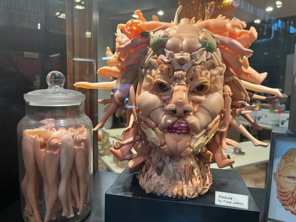 Голова Горгоны Медузы, составленная по кусочкам из кукол