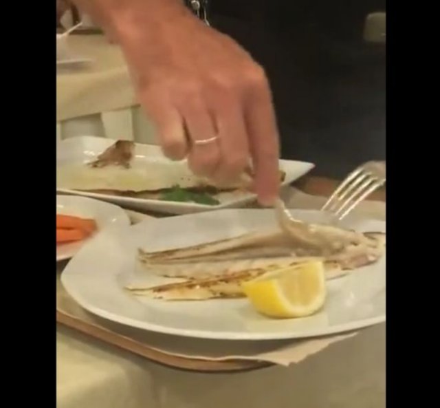 Профессионал своего дела: официант убирает кости из рыбы с помощью ложки и вилки
