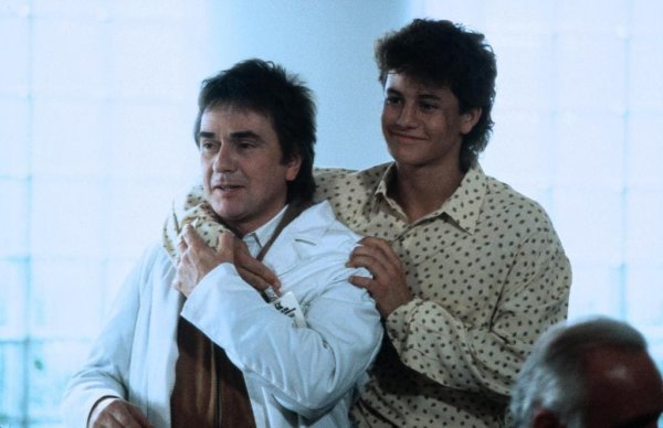 Дадли Мур и Кирк Кэмерон поменялись телами в фильме «Каков отец, таков и сын» (1987)