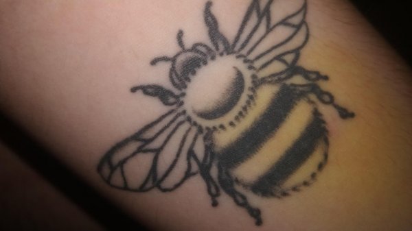 Синяк раскрасил пчелу на татуировке