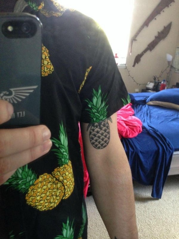 Ананас на рубашке идеально совпал с татуировкой ананаса
