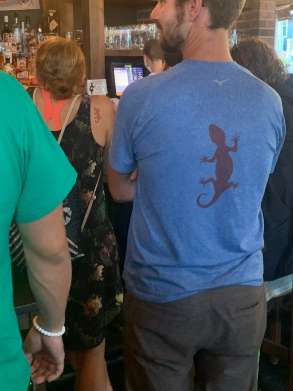 Татуировка на спине женщины совпадает с рисунком на футболке парня