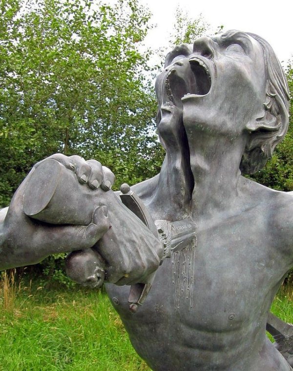 Статуя человека, разрезающего себя на две части, Ирландия