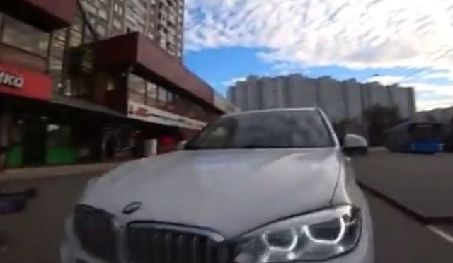 BMW, тротуар, бородатый агрессор и конфликт: очередной водитель, которому плевать на правила