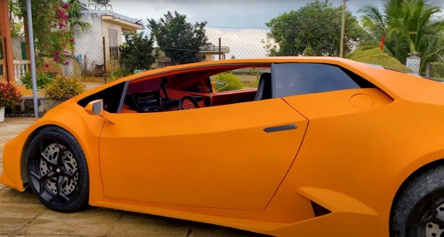 Парень из Вьетнама собрал картонный Lamborghini Huracan