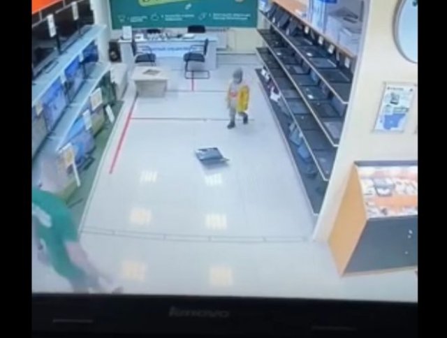 Коротко о воспитании: ребенок специально разбил ноутбук с прилавка магазина