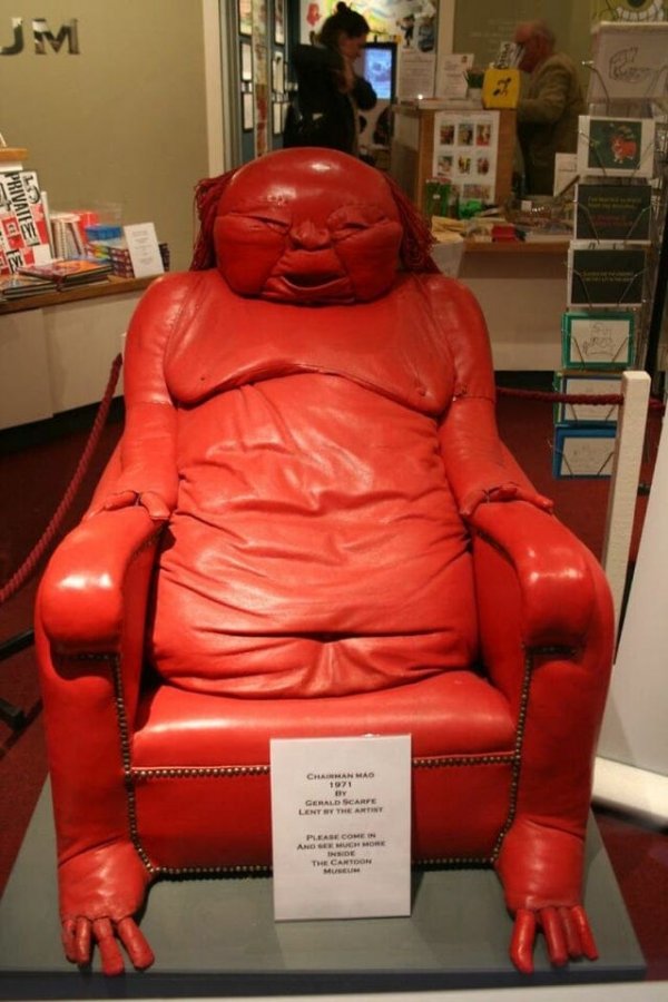 Пугающее кресло в виде Мао Цзэдуна