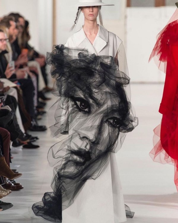 Удивительный образ на показе мод. Реалистичное лицо собрано из суперлёгкой ткани