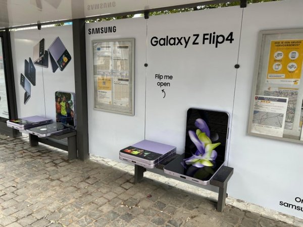 Реклама телефона Samsung Galaxy Flip на автобусной остановке в Бельгии