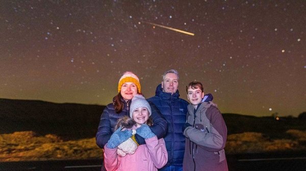 Семейное фото с северным сиянием, а на заднем плане пролетает падающая звезда