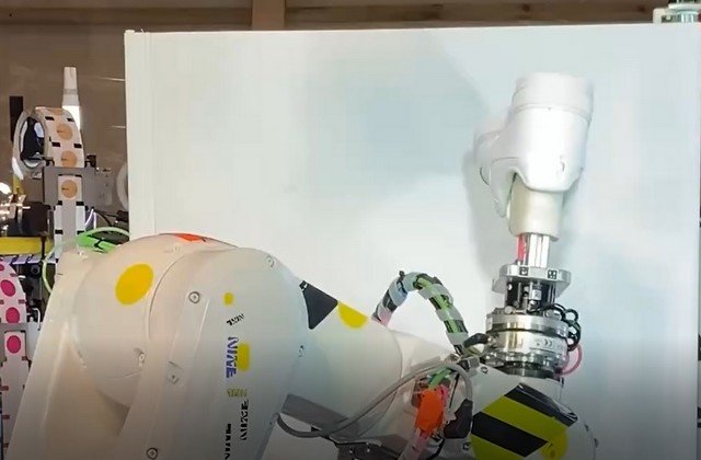 Технологии идут вперед: Nike создал робота для чистки и ремонта кроссовок