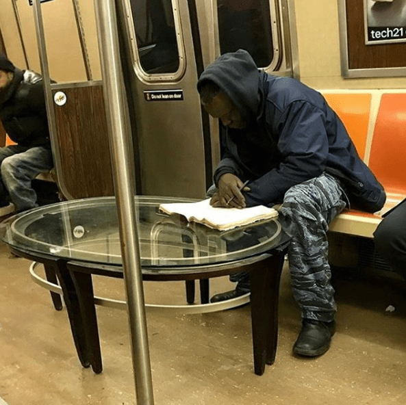 Парень с журнальным столиком в метро