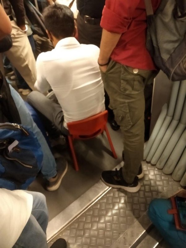 Парень спустился в метро со своим стулом